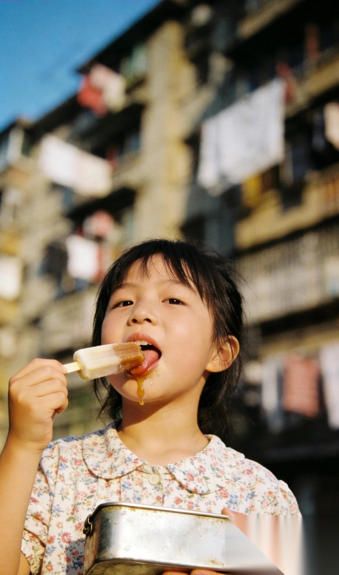 堂姐翻了大伯通讯录，发现和大伯通话最多的人竟然是表弟晓宇，堂姐觉得事有蹊跷。表弟
