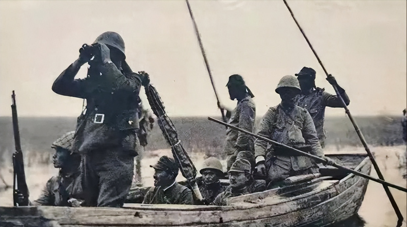 1944年，游击队因叛徒告密，躲进芦苇荡里啃了一个月芦苇，一个月后瘦得皮包骨头的