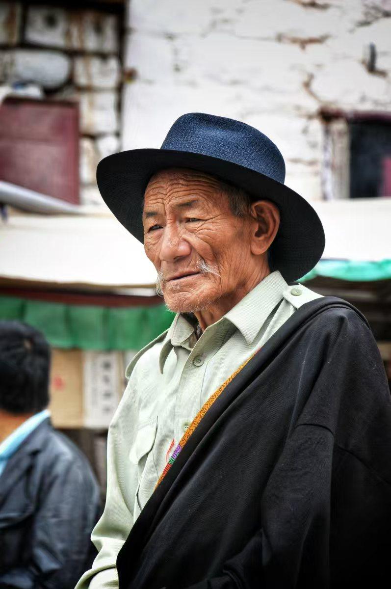 藏族老人穿衣服，为什么只穿一只袖子？原因都在这里咱先把话说透！这可不是老人