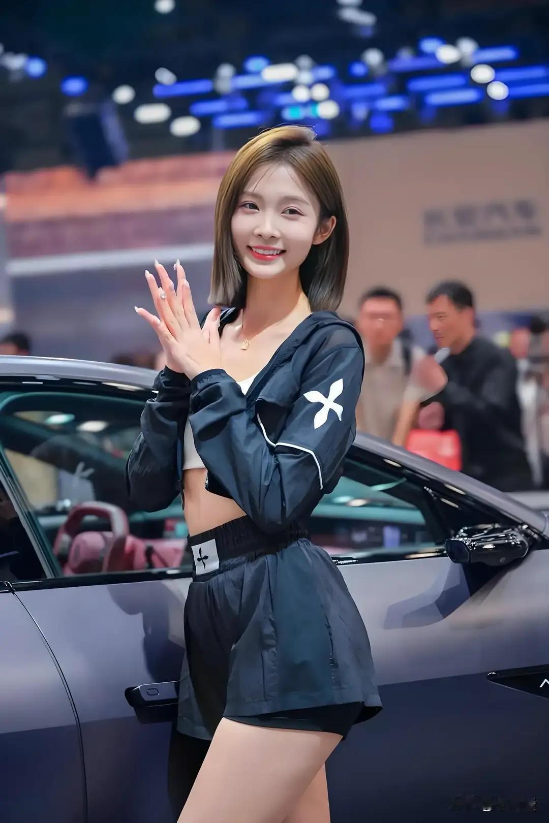 元气少女在车展上打卡，笑容甜美，车模风采十足！😊🚗💃性感女车模车展现场美