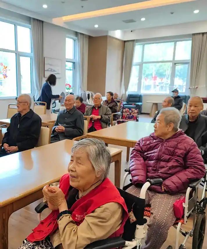 近日，多地将幼儿园改为养老院，去年学前教育在园幼儿比上年减少508万人，幼儿园数