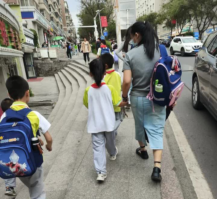 乌鲁木齐最窄的人行道，新民路宏大广场对面53小和北斗星小区之间的人行道，可以说是