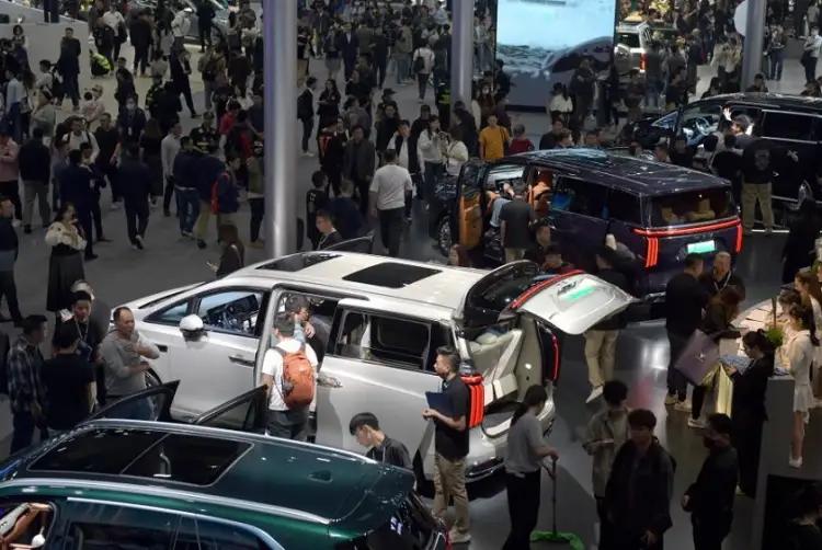 2025广州国际车展于11月21日启幕，重点呈现广汽集团战略转型成果、半固态电池