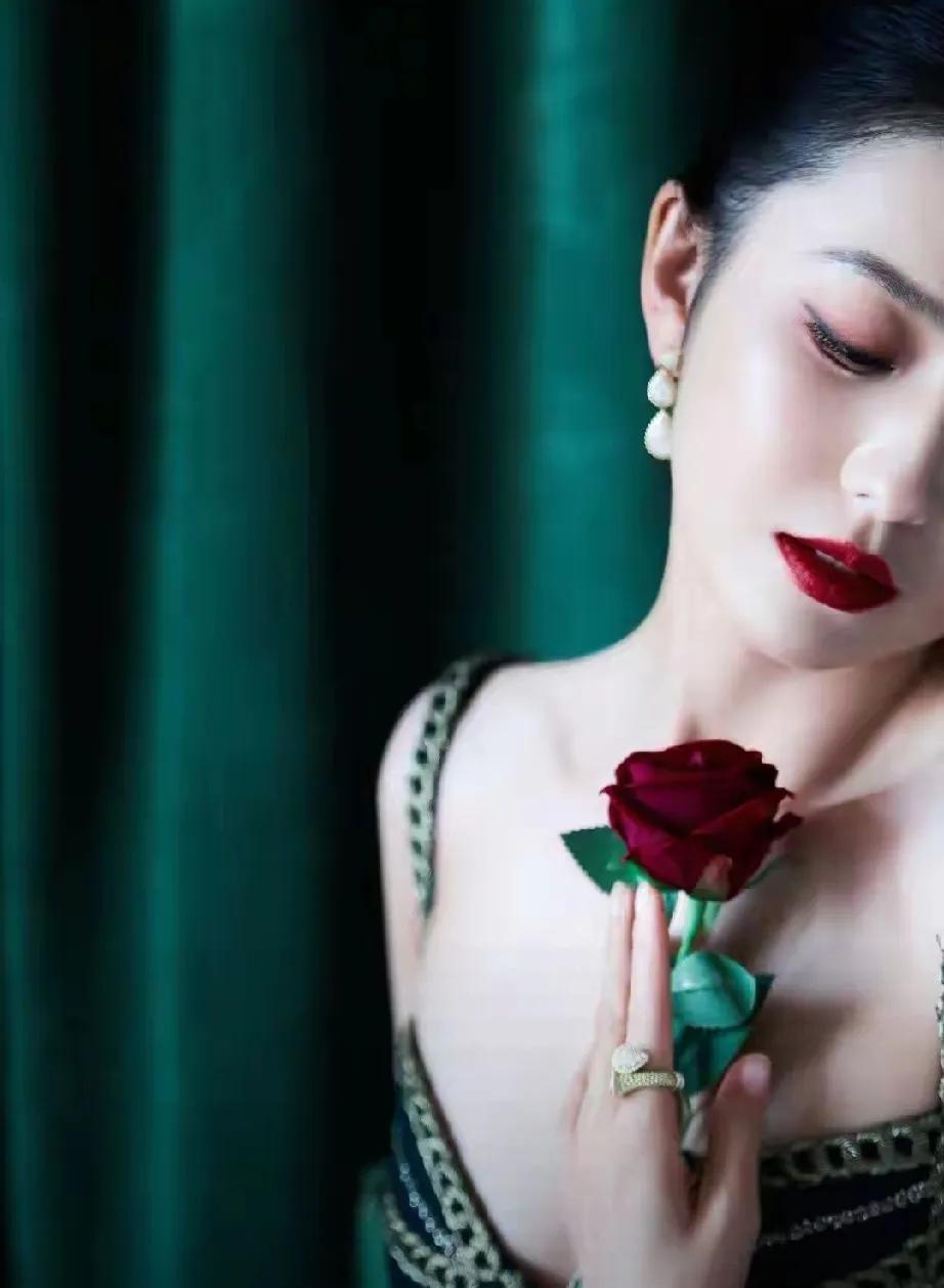 佟丽娅一亮相国剧盛典红毯，直接美成全场焦点！她身着一袭墨绿色丝绒斗篷复古吊带裙，