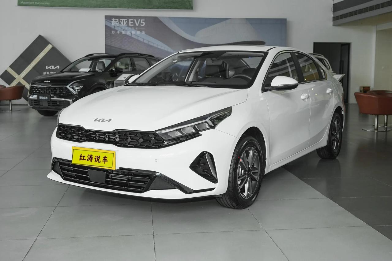 我认为起亚K3作为家用是不错的，开起来动力很平顺，转弯和掉头时灵活，无论是市区还