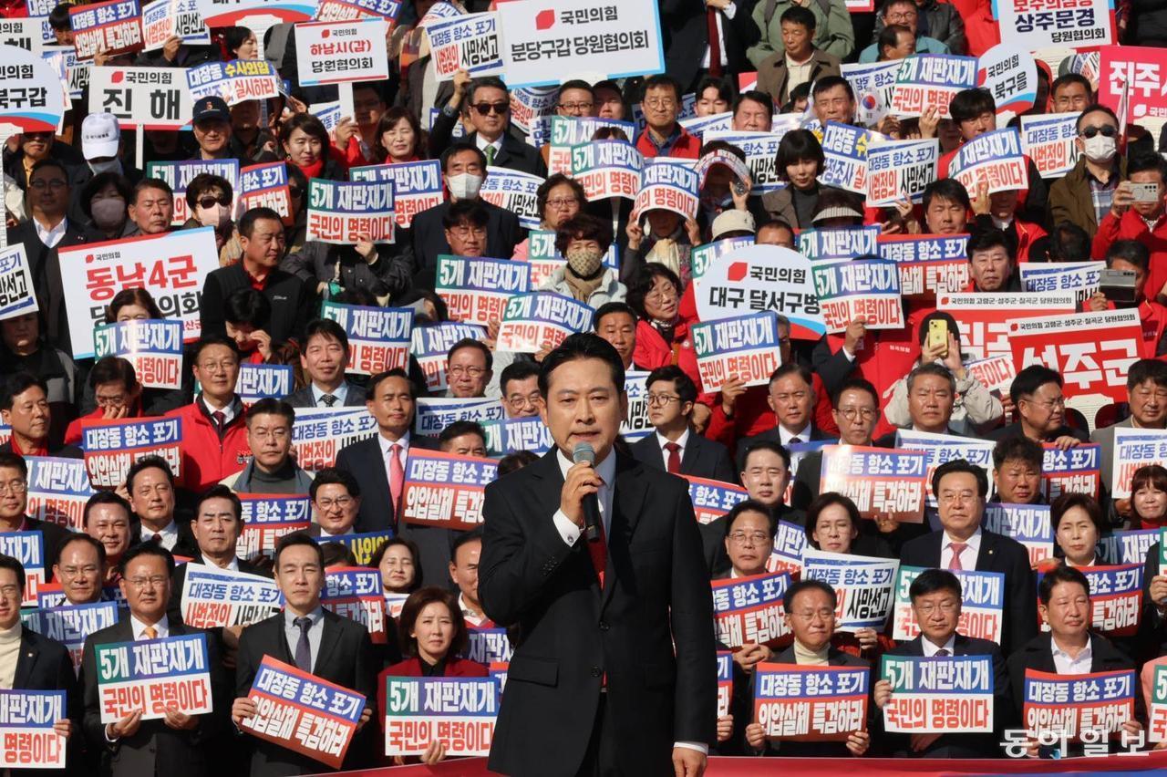 韩国媒体消息，韩国明年地方选举前，国民力量党支持率与共同民主党差距扩大，关键原因