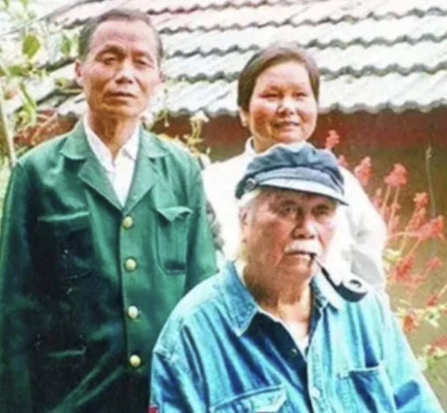 2008年，成龙的父亲在临终之际，向成龙爆出了一个大秘密：“其实，我们家祖上是一