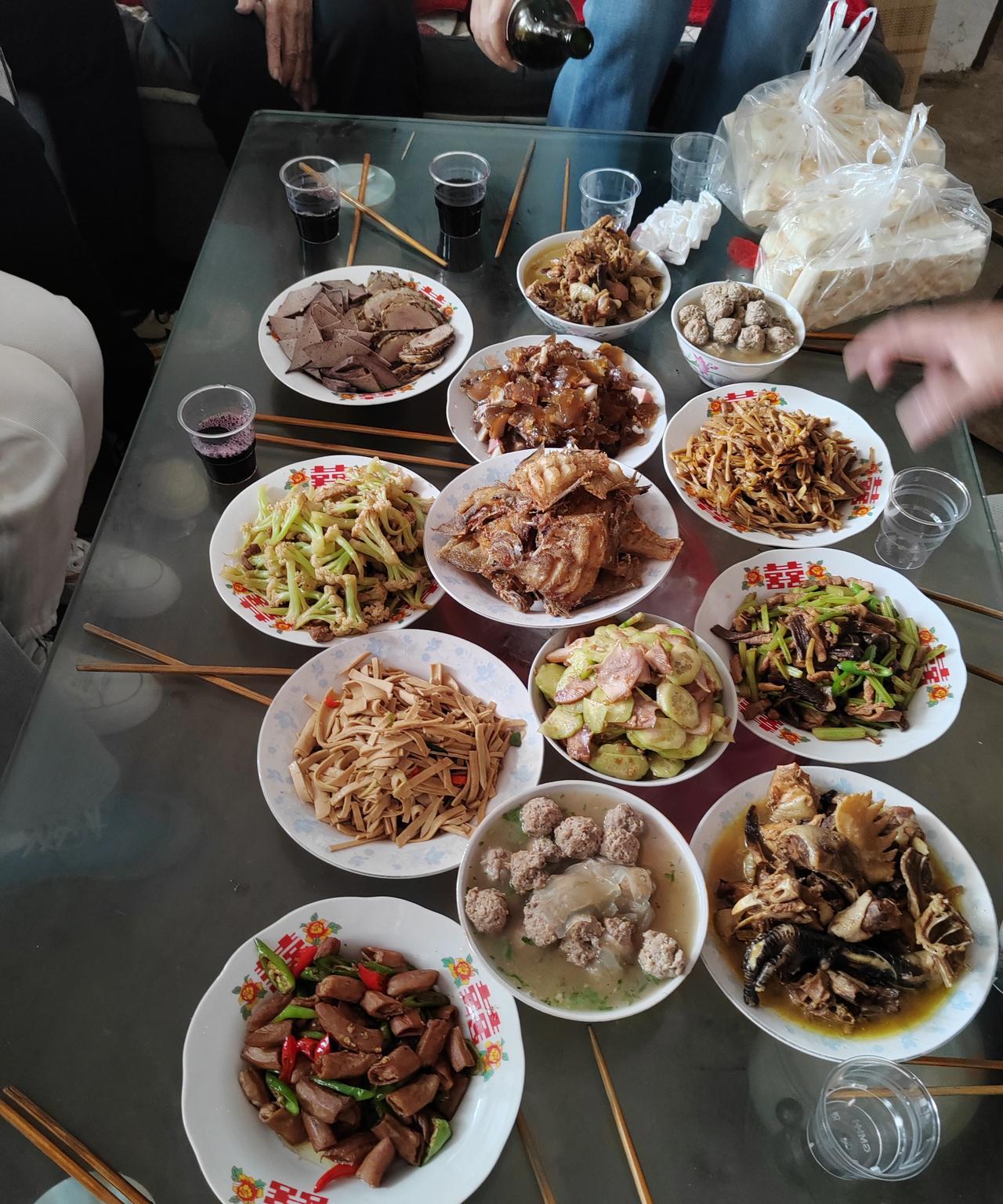 今天是中秋节，九点才起床，简单吃了点早餐，就和老婆出去买了点菜，接着嫂子和大哥就