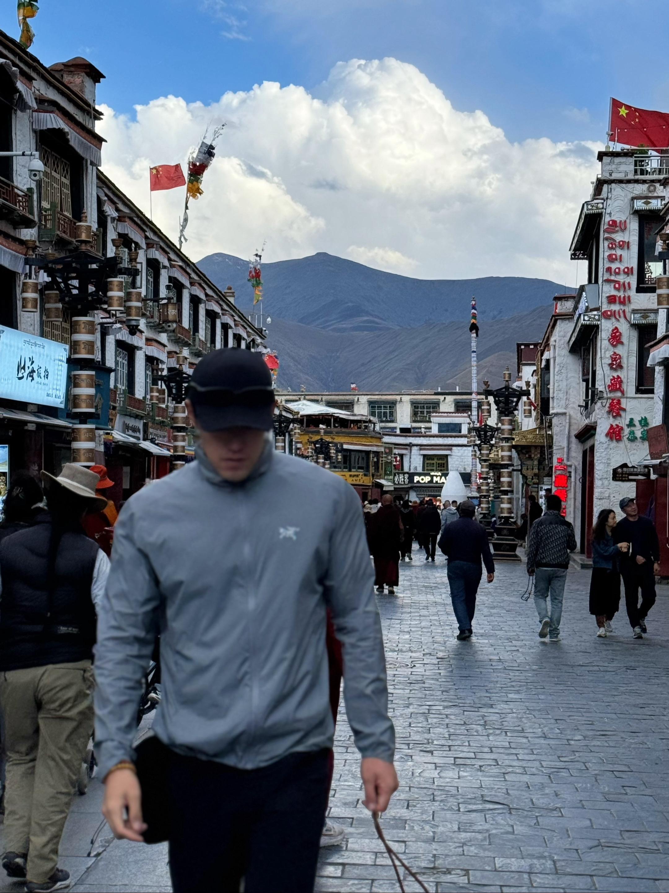 八廓街没有表演，只有生活。最动人的风景，永远是鲜活的人。