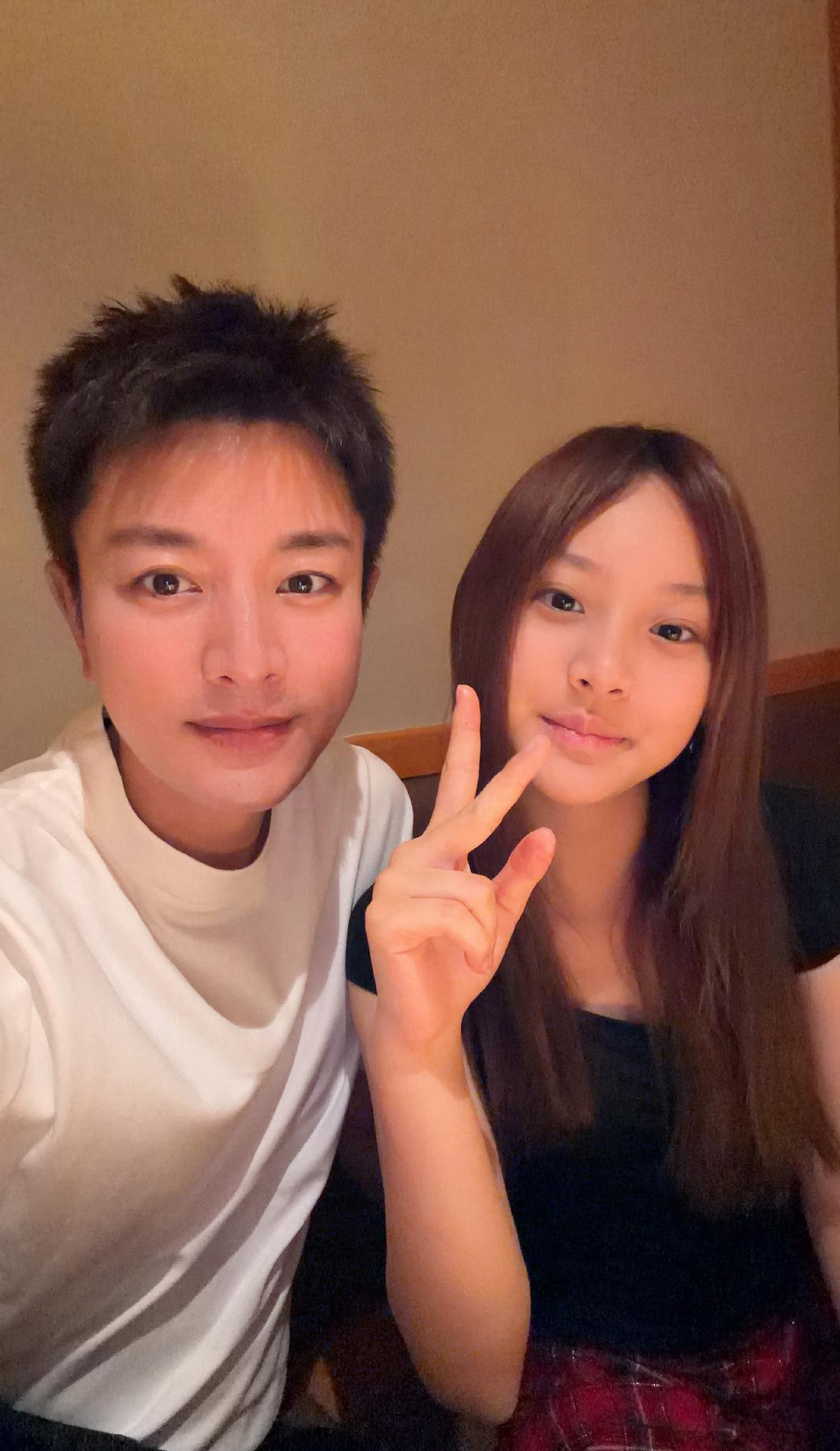 贾乃亮父亲节晒和女儿的合照，孩子真越来越像她妈妈了！