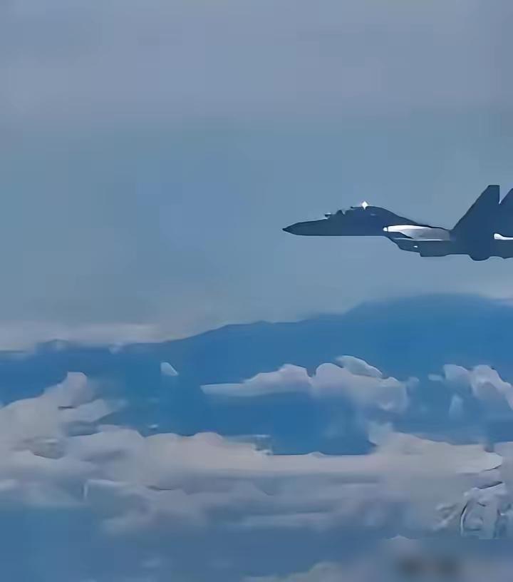 解放军这次不演了，直接掀翻台湾这张无理取闹的桌子！以前解放军正常巡航碰到台军