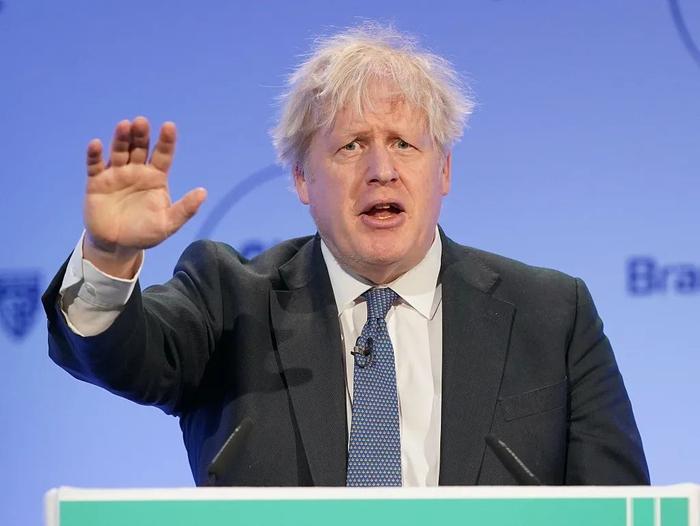 炸了、又炸了！9月13日，英国前首相约翰逊乘坐的外交列车刚提前离开乌波边境车站，