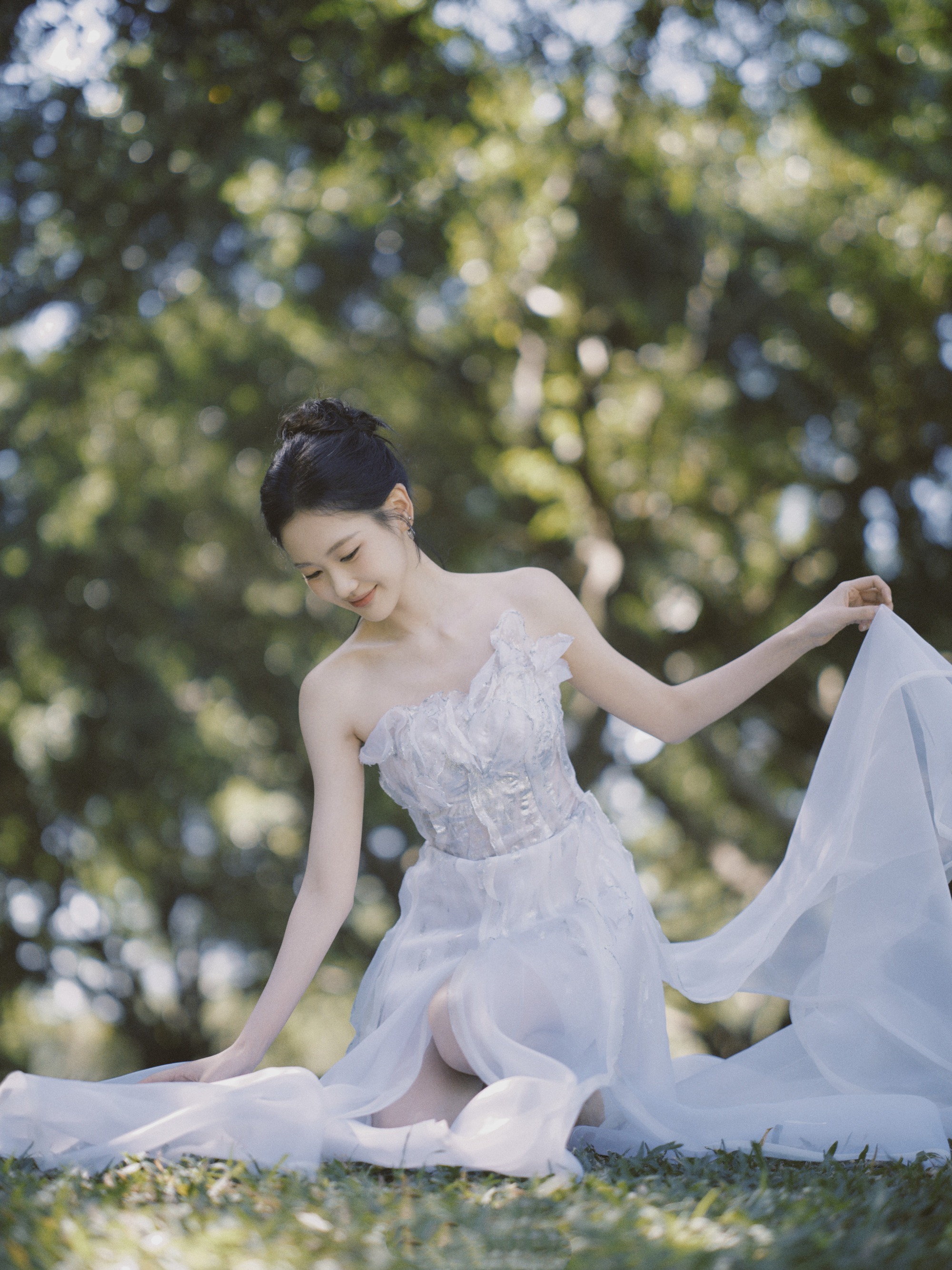张昕懿唯美穿搭，一身白纱裙的优雅格调。张昕懿