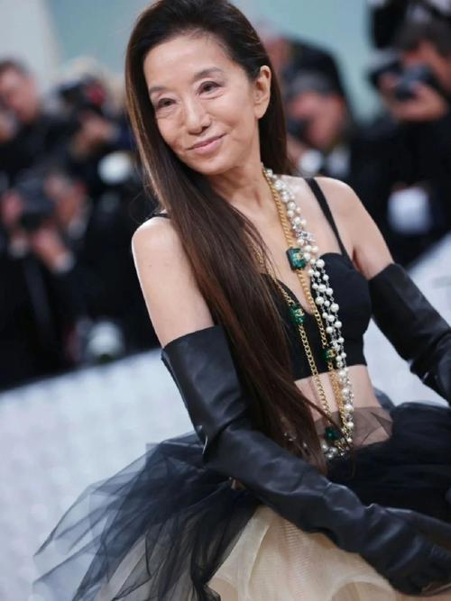 2026年MetGala红毯，77岁“婚纱女王”王薇薇气场全开。她身着自创黑色