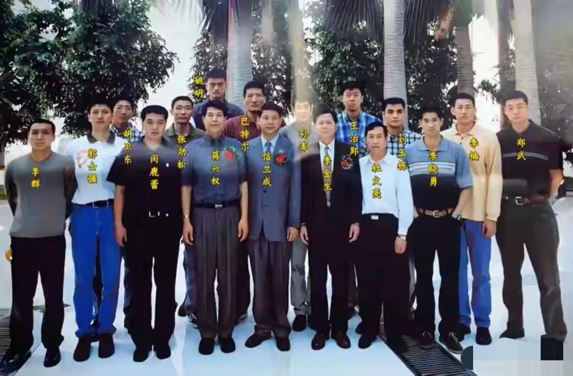 姚明是不是垫脚了姚明早期合影，太夸张了。