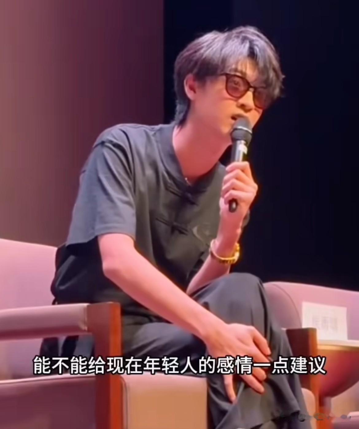 7月25日，秦霄贤上热搜，因个人感情问题退圈，如今竟在活动现场当起了情感导师！
