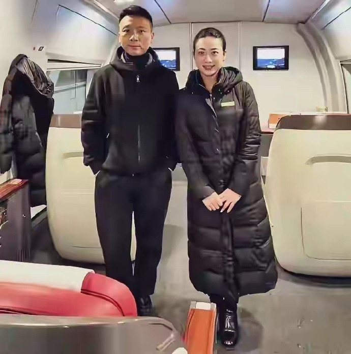 著名主持人康辉坐高铁与美女小姐姐的合影留念。穿搭简单很精神！