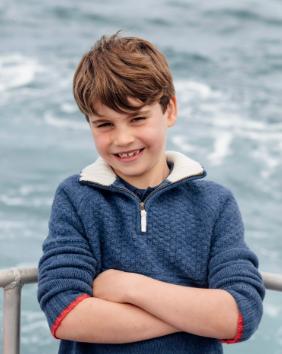 路易王子又长大了一岁，长相和查尔斯三世并无相似之处，脸上反倒有几分安德鲁王子的影