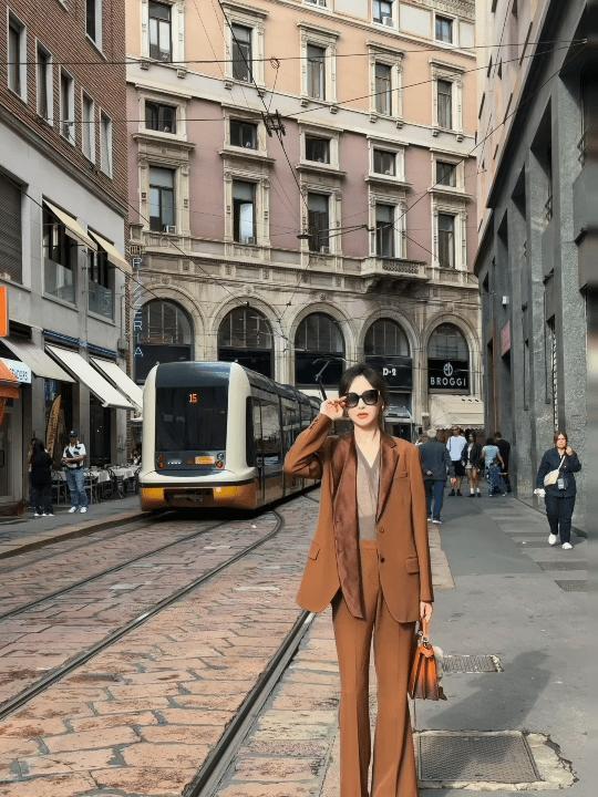 看起来像“灵机一动”把两套正常套装“混搭”了一下就成了一套老年套装[笑着哭]我