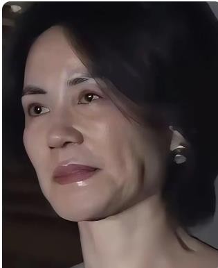 那英演唱会，大屏幕扫过台下王菲，眼角皱纹清晰可见。网友瞬间炸锅：谢霆锋看了啥感受？这对相差11岁的“