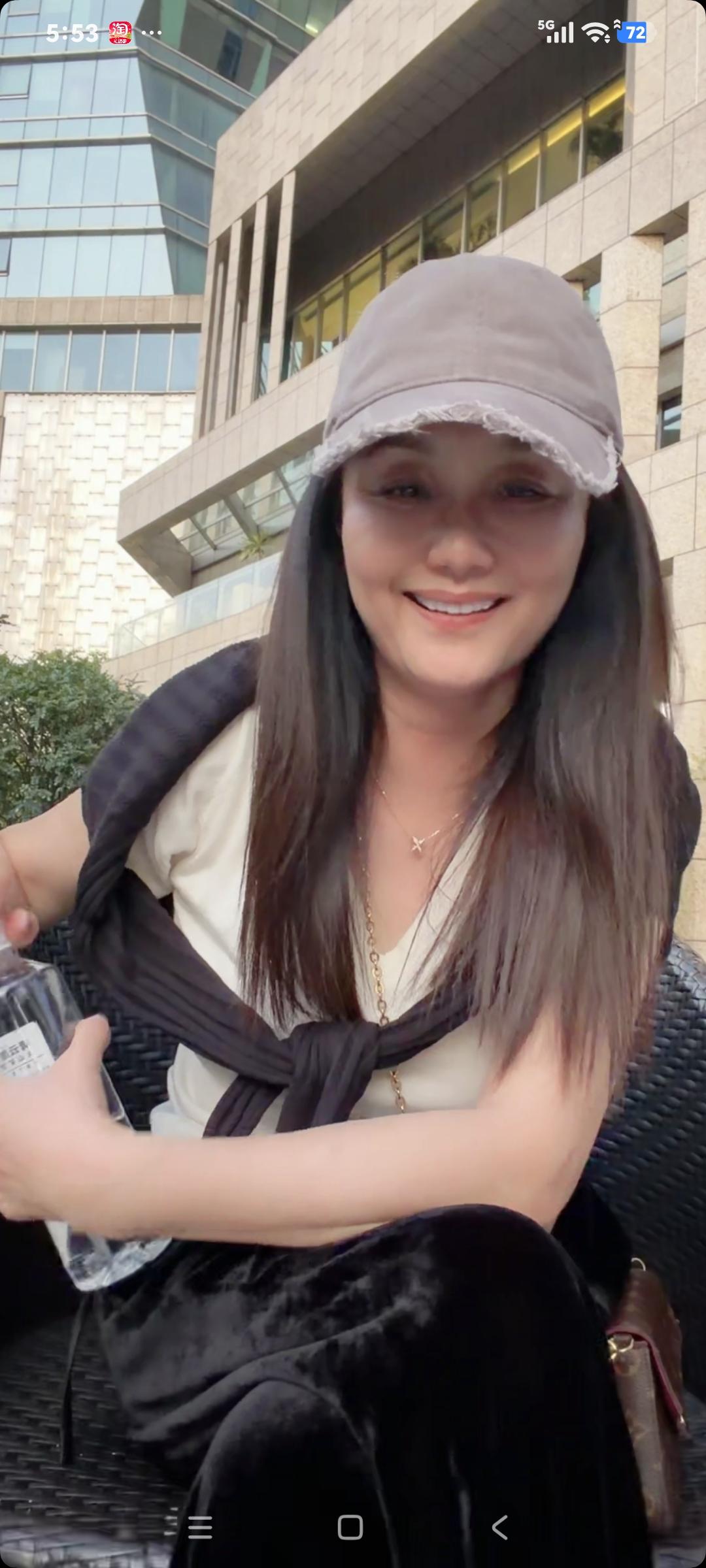 演员李颖聊天，粉丝说:“你打过水光针吗″李颖说:"没有，我不接受那个，都六十岁人
