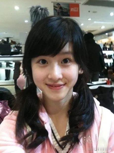 一些章泽天学生时代的照片​​​，真的挺漂亮，而且脸型很流畅，五官比例也好，小巧