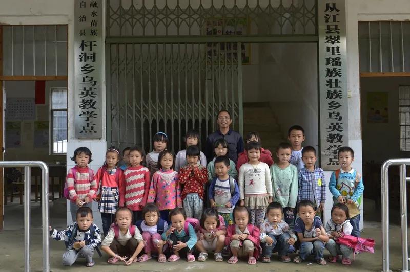 唉，我上小学时的梁老师，要是干到现在的话，可能早就被处理或者被解聘了。记得那时候