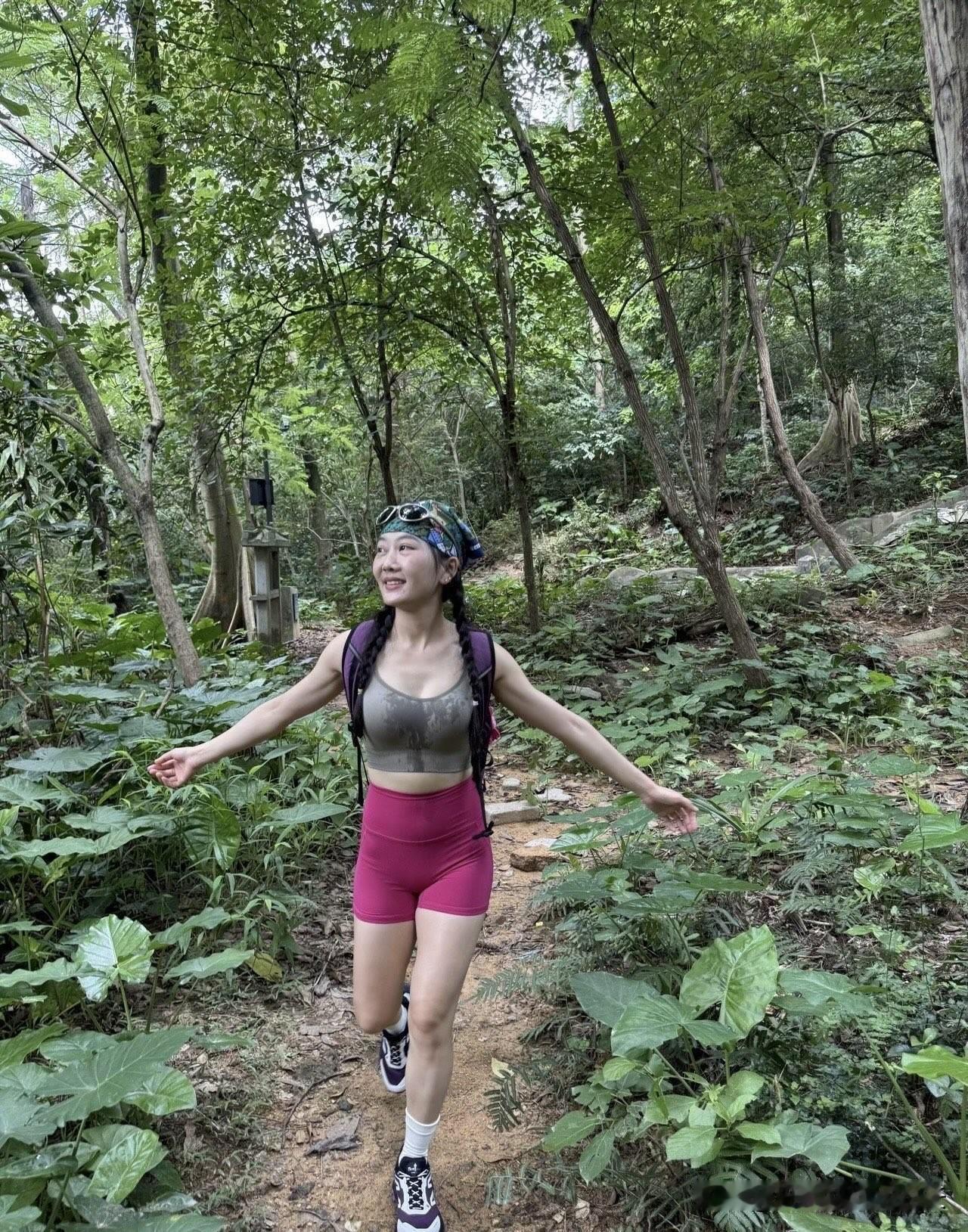 这哪是爬山，分明是去渡劫，还是自找的那种。狗都晓得躲树荫，你倒好，顶着大太阳