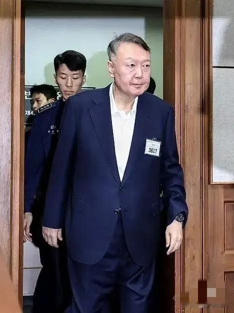 李在明动真格了！尹锡悦7天后要迎来关键判决？最近韩国这出政坛大戏，简直比狗