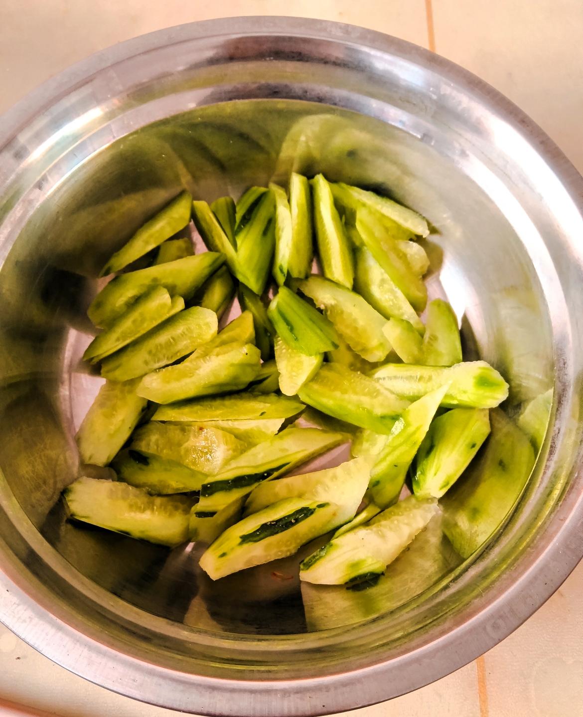凉伴黄瓜真爽口！家人们，今天给你们整个超简单的凉拌黄瓜！你看这盆切好的黄瓜条