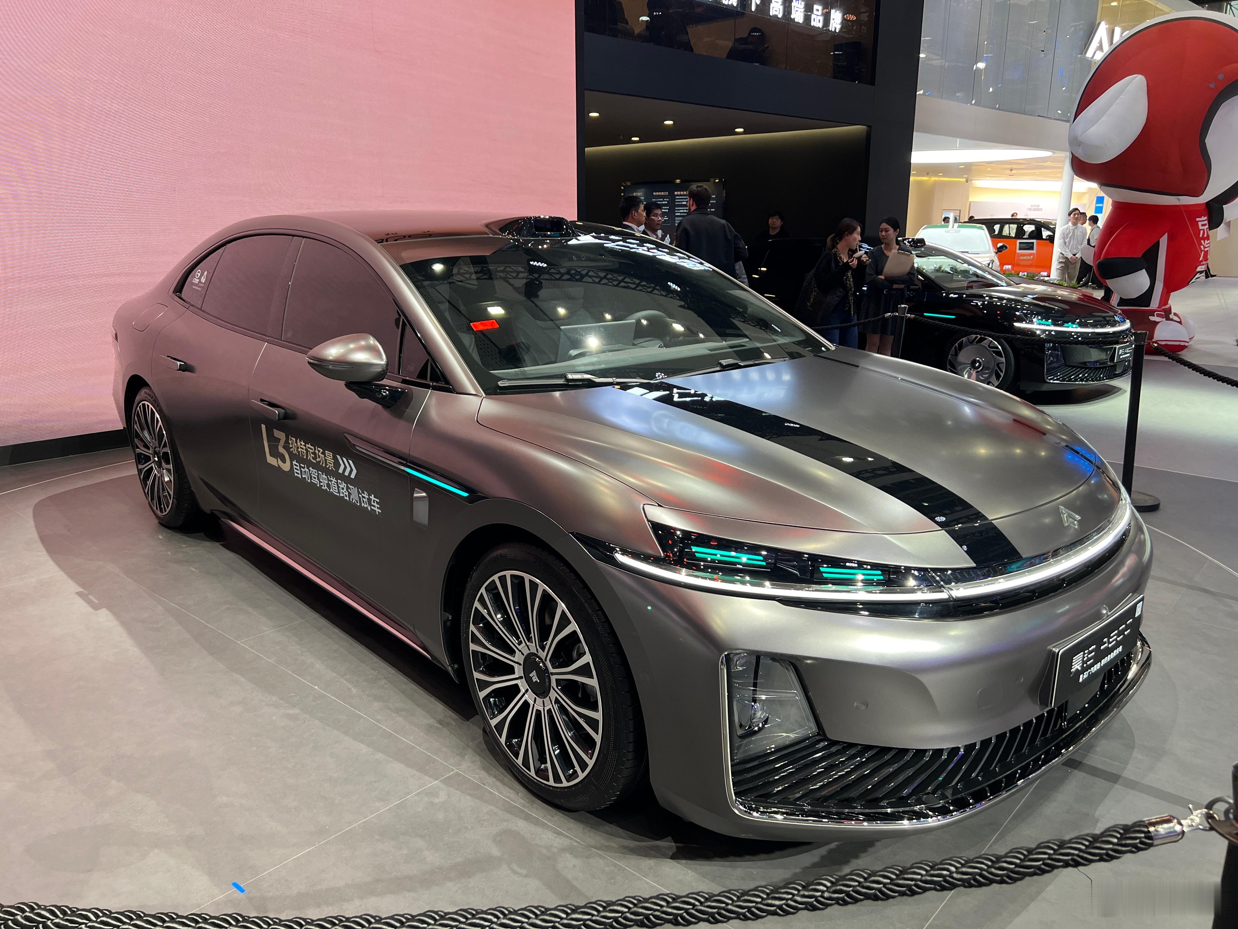 广汽昊铂A800，很难得原装就能给到如此齐平饱满的姿态，配合大饼轮毂，三面式翻转