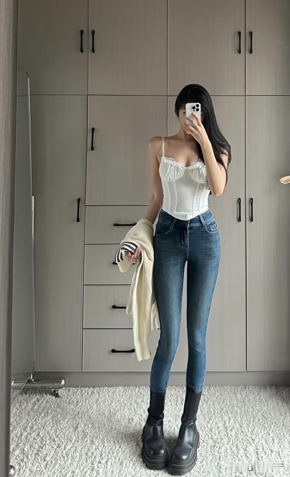 牛仔裤配高皮靴