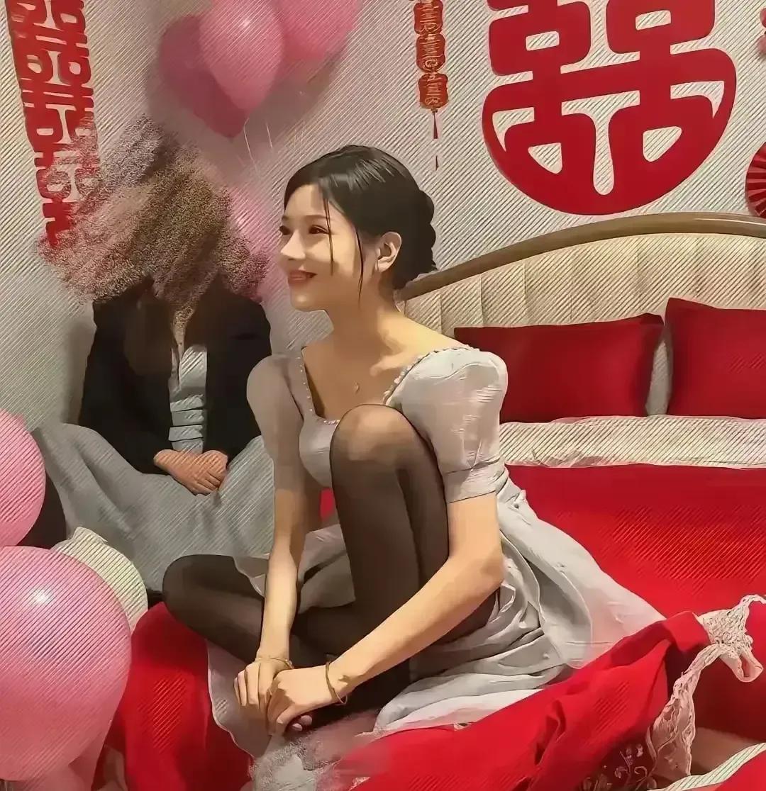 匿名网友一句年轻漂亮二婚三婚照给彩礼引爆春节档热搜。我刷到截图时正陪老妈包饺子