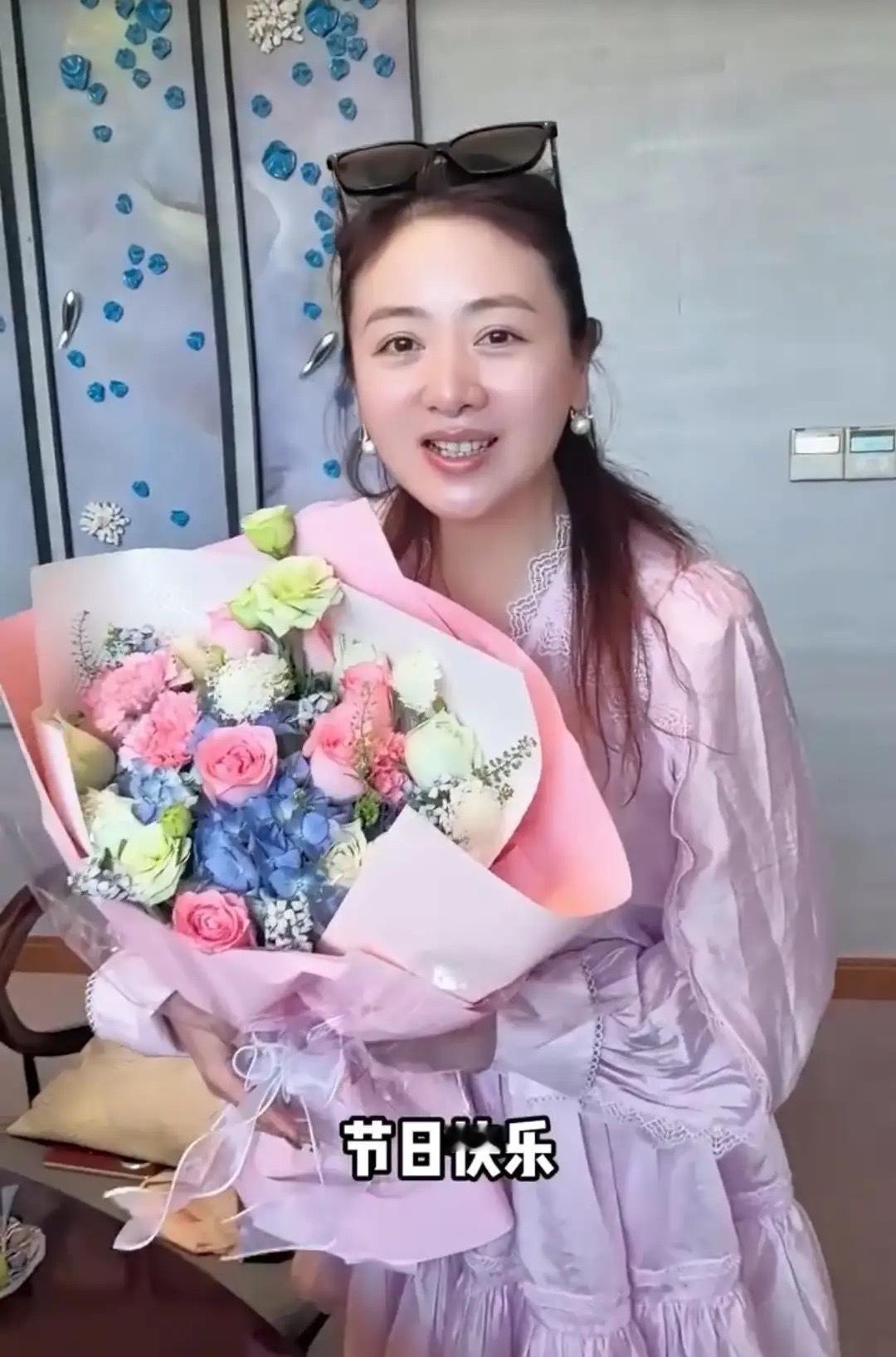 小李琳情人节收到老公经超送的花，夫妻甜蜜亲吻，幸福满溢！