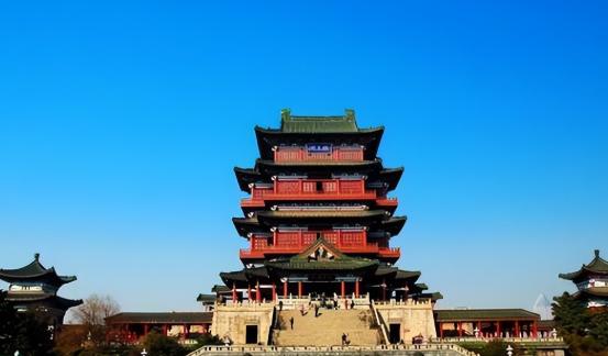 滕王阁开发商——滕王李元婴，在当年那会儿，简直就是整个李唐皇室公认的“败家玩意儿