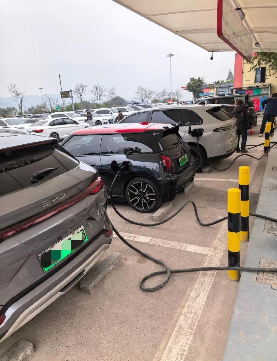 不是说增程车可油可电吗？跑长途下来感觉根本就是纯靠电啊！这几天高速自驾，一路都在