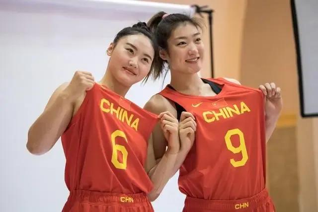 李梦从现在开始永远离开了国家队。最近一个最火热的消息就是宫鲁鸣宣布的李梦离开了国