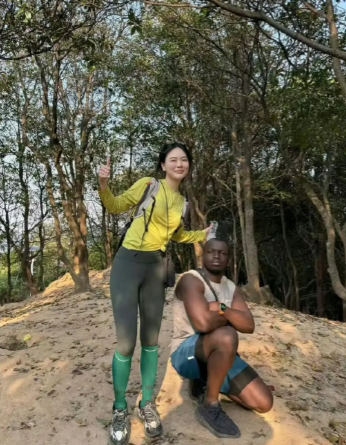 谁能告诉我，为什么她笑得如此开心?