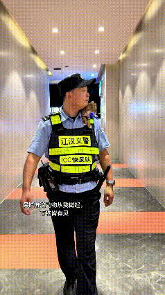 这个视频看好几遍，谁能想到巡逻义警的肩膀上，还趴着一只小猫咪！这只小猫咪叫来福