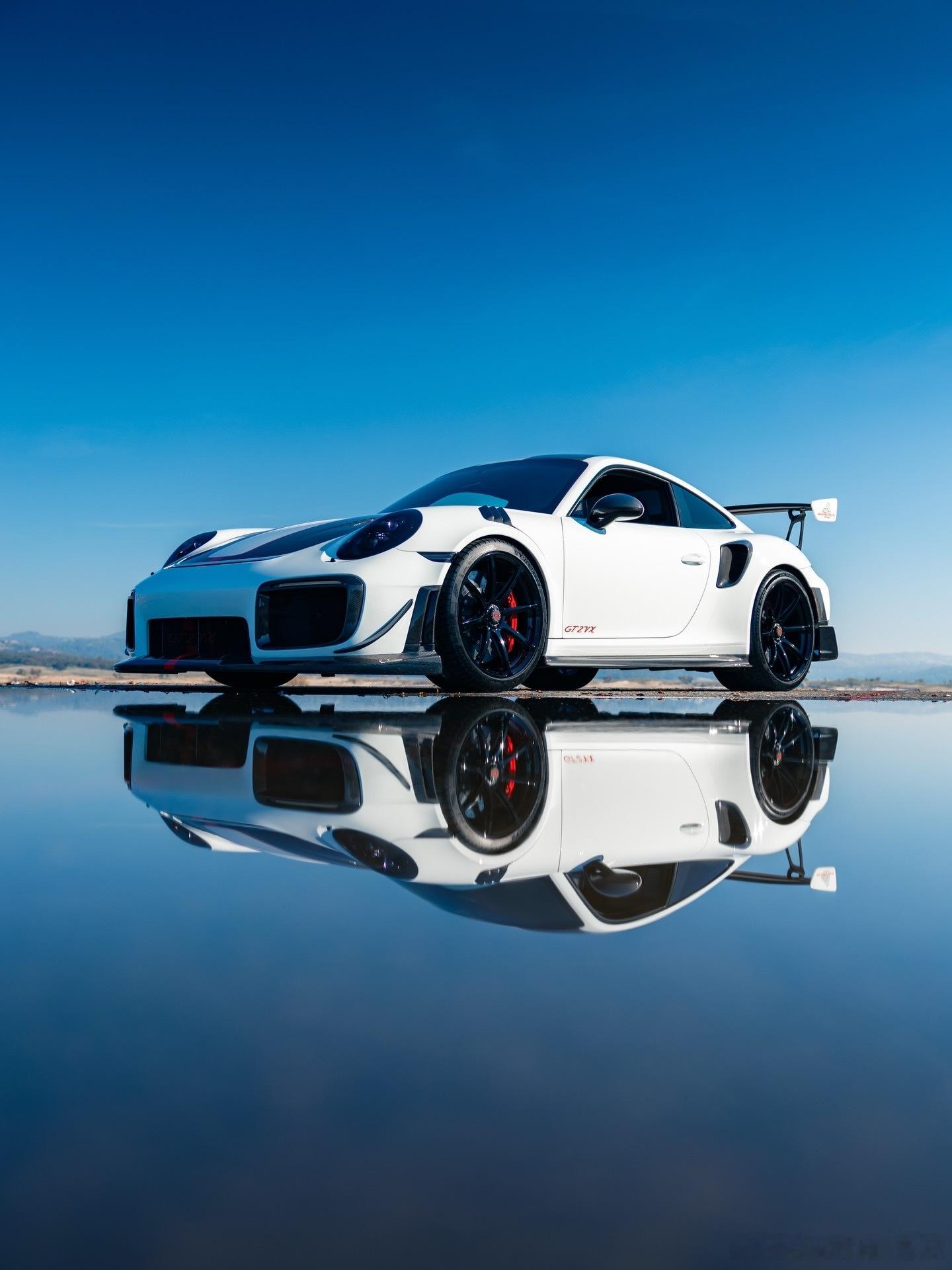 保时捷GT2RS已经是一款传奇车型给它配备超过1,000马力，并且全身覆盖独特碳