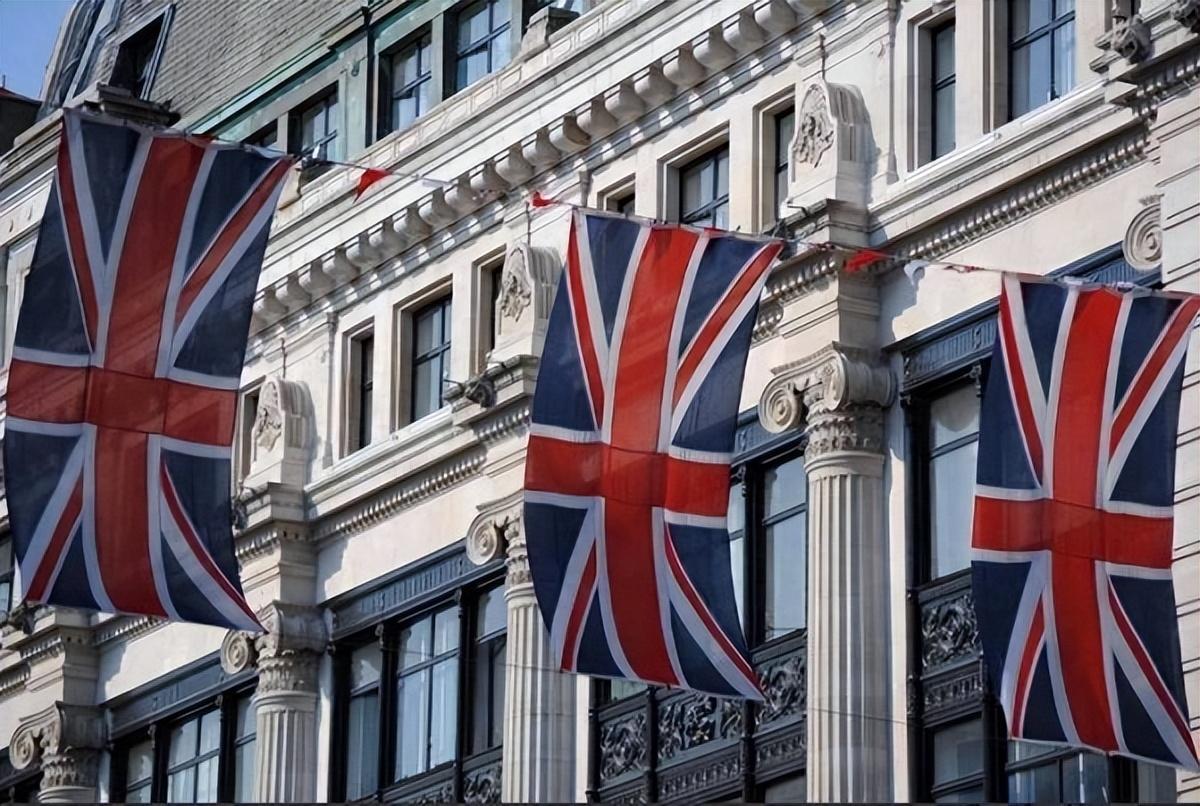 *铁了心跟普京作对？英砸10亿给乌买15万架无人机，还配上350多枚防空导弹和雷