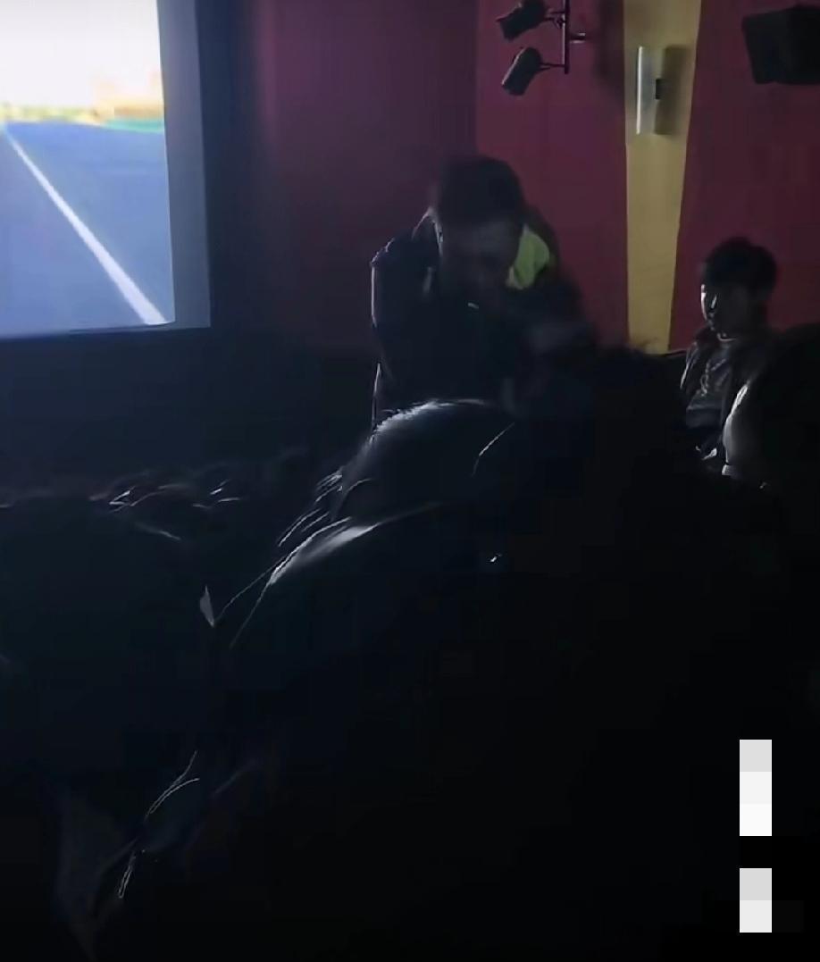 你敢信吗？影院刚暗灯，爸爸指节攥得炸响，儿子缩在妈妈和她情人中间，抖得像秋风里