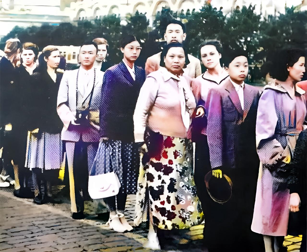 这是1956年的一张珍贵老照片，地点莫斯科红场列宁墓，穿着小西装搭配长裙且戴着眼