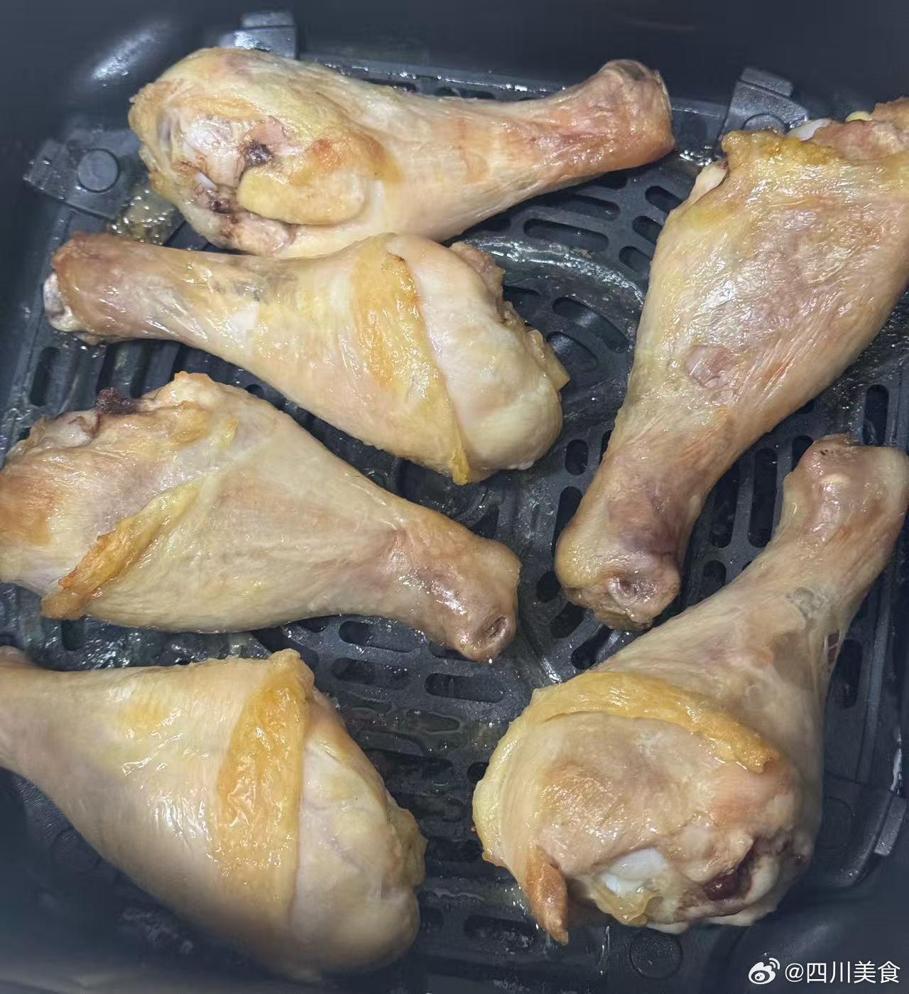 川川教做菜盐水脆皮鸡腿，简单的调味，吃得到鸡腿的鲜嫩多汁，不柴不腥，又多了一个