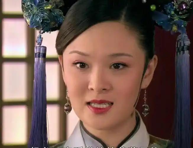 莲子，怜子，她倒是真的很聪明。《甄嬛传》里，华妃怕曹贵人不尽心帮她出谋划策，