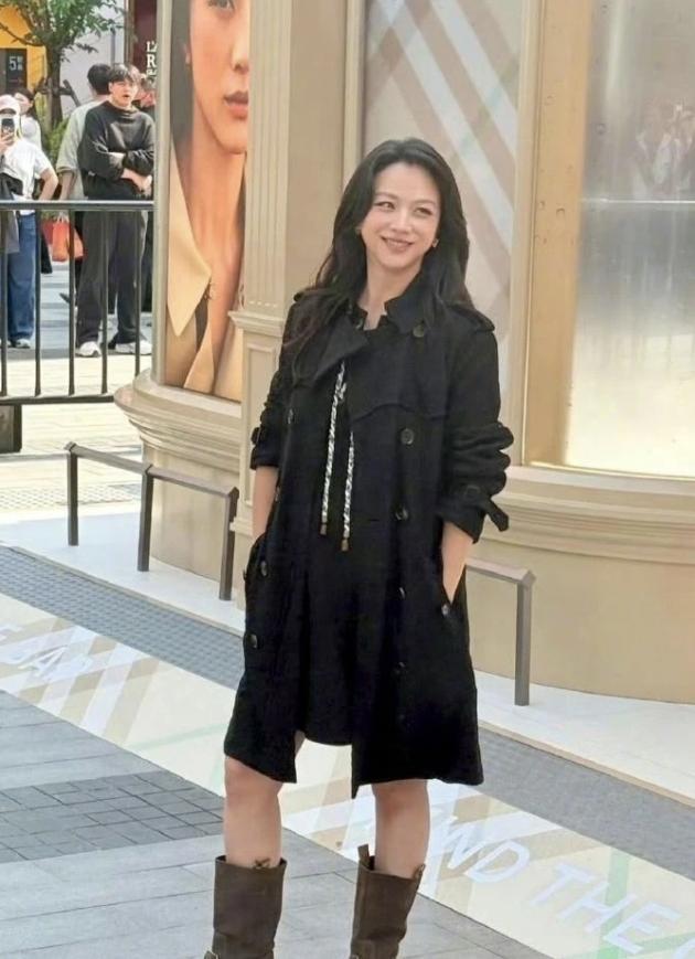 46岁汤唯确认怀二胎！汤唯这次发文承认怀二胎了，三月份倪妮汤唯同场活动，两人秘