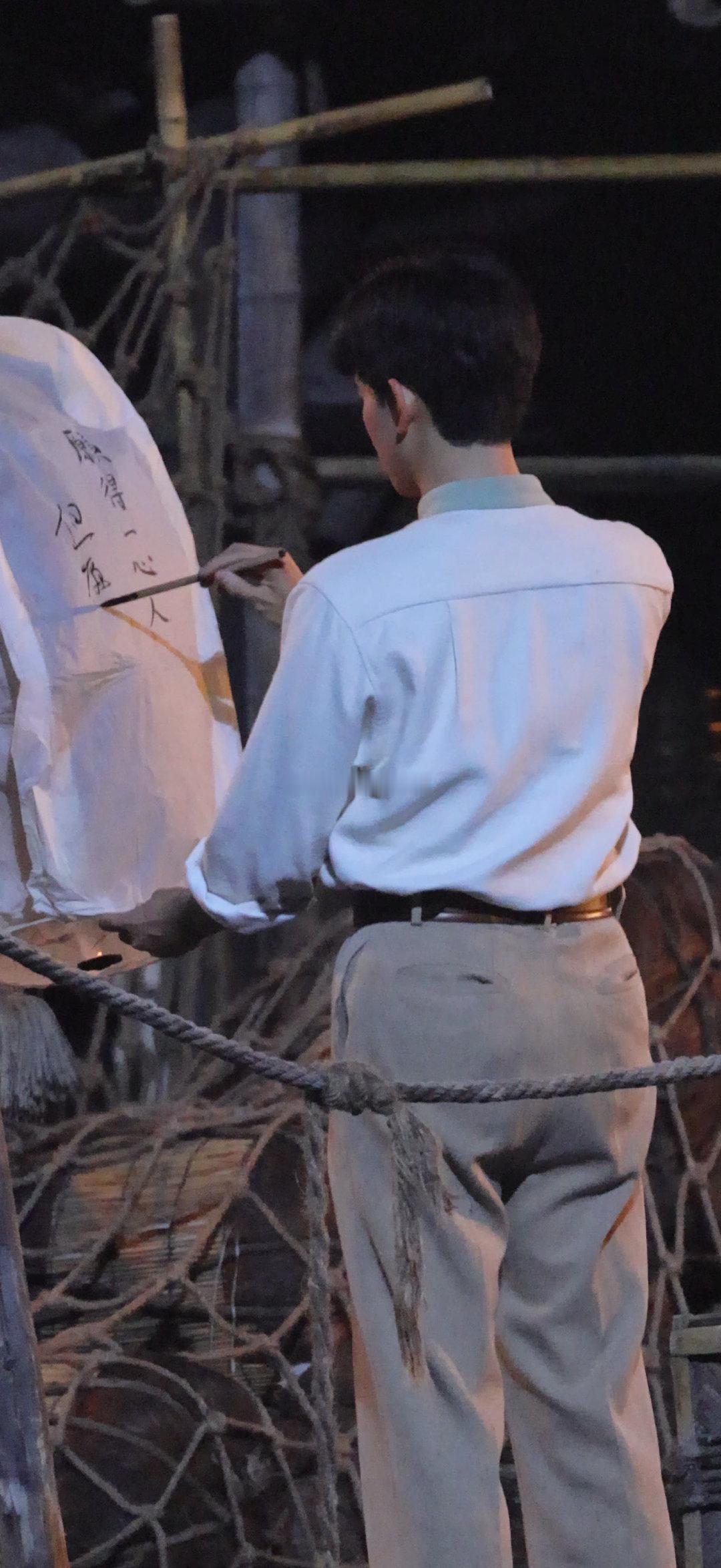 胡先煦在许愿灯上面写了一手好字很漂亮