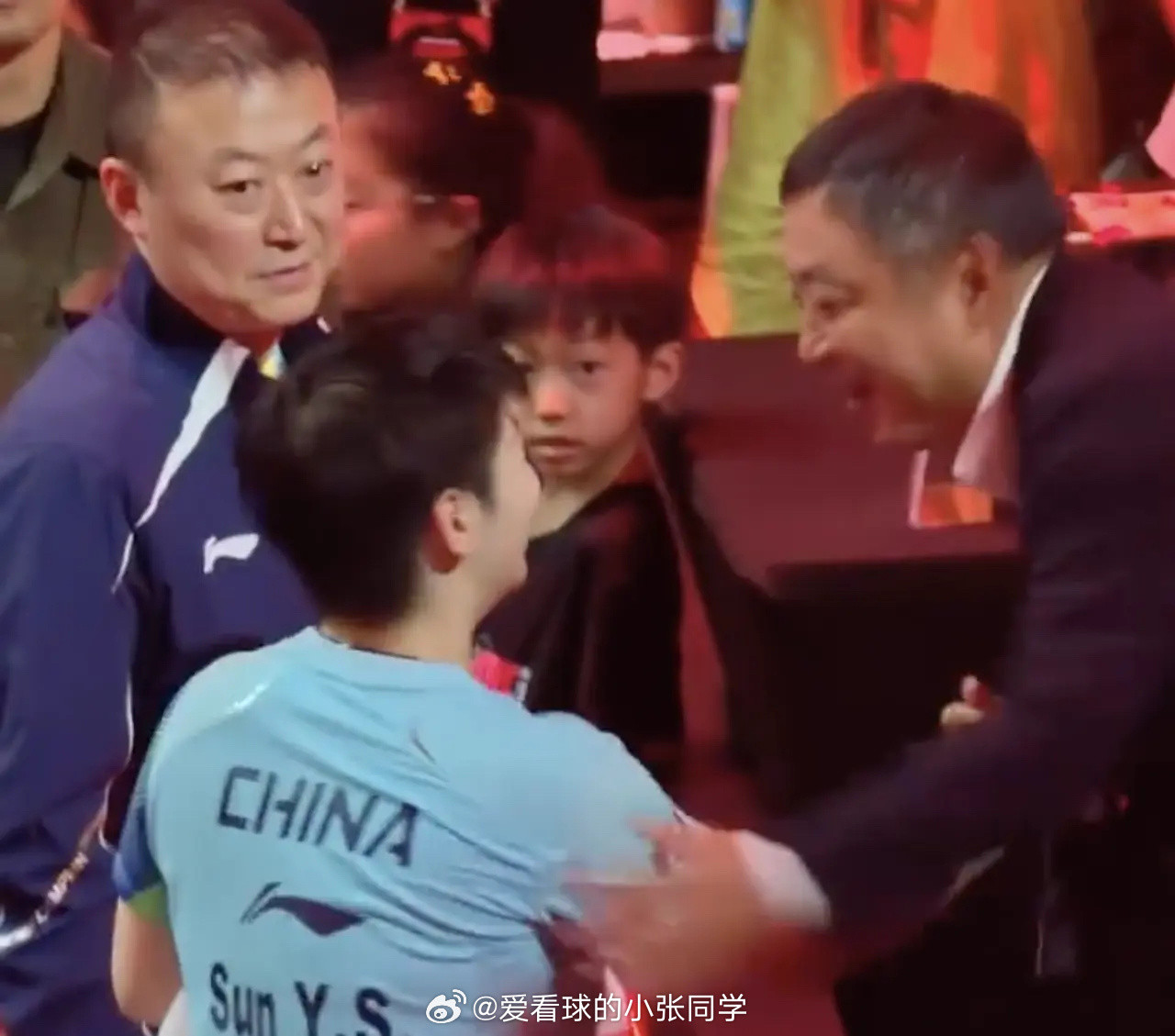 下班的快乐！孙颖莎赛后蹦蹦跳跳跑向观众席与刘国梁2次握手交流2月28日晚，WT