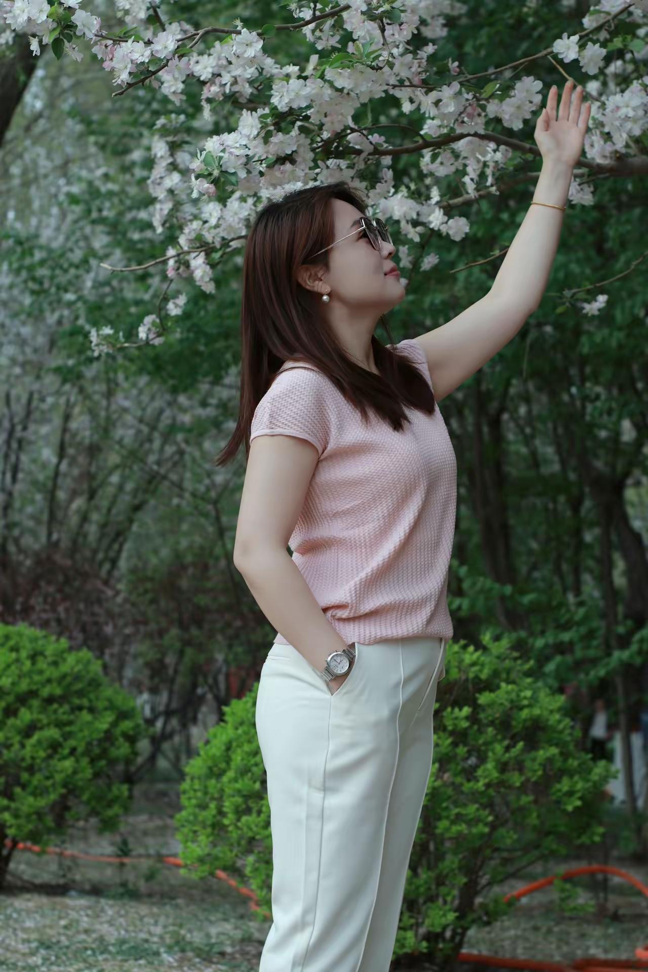 春日赏花，轻抚花瓣，感受自然的美好。🌸🌸🌸