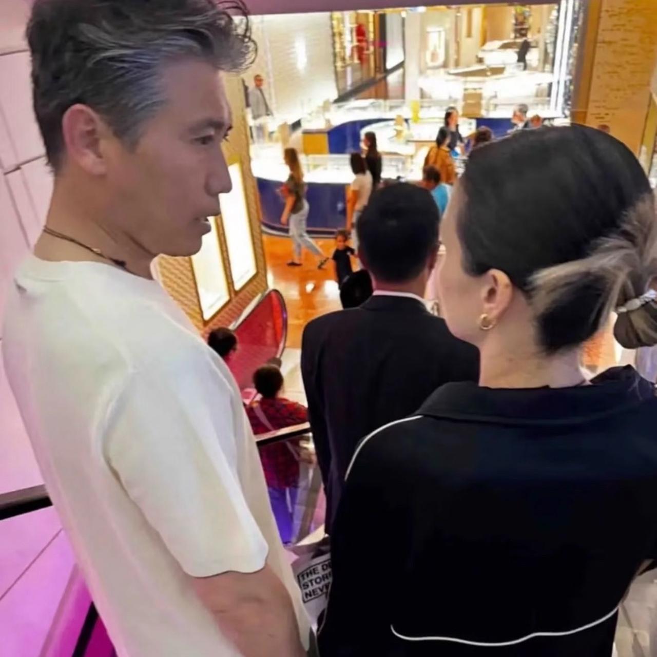 李乃文日本探望10岁儿子，一家三口罕见同框？网友称偶遇李乃文与一位女士以及孩
